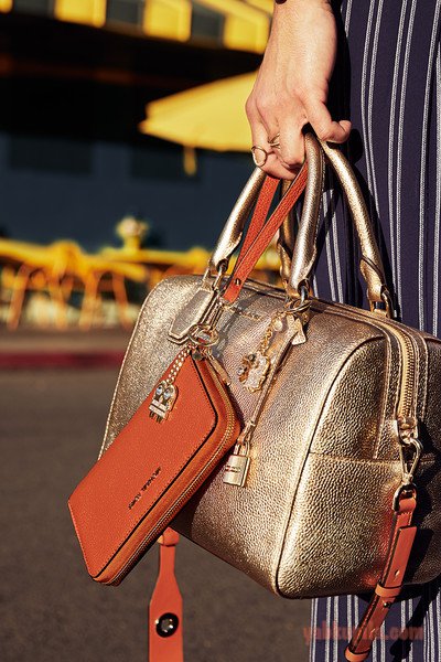 Новая коллекция сумок Michael Kors в кампании The Walk