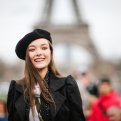 Как правильно носить женский берет: французский шик вернулся в моду