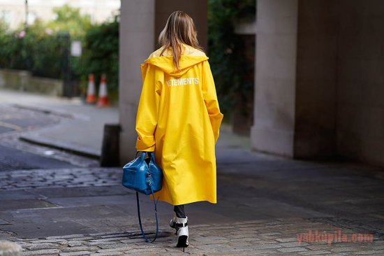 Как выглядеть стильно в дождь: образы уличной моды